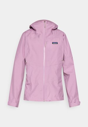 Veste imperméable rose clair avec capuche, fermeture éclair frontale et logo Patagonia sur la poitrine. Caractéristiques : poignets ajustés et texture lisse.