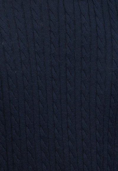 Σκούρο ναυτικό μπλε πλεκτό ύφασμα με κάθετο μοτίβο καλωδιωτών ραφών, που απεικονίζει υφασμένες και ανάγλυφες πλεκτές γραμμές.