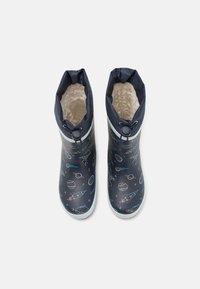 Marineblaue Gummiregenstiefel mit einem flauschigen Innenfutter, versehen mit bunten Raketen- und Planetenmustern, und einer Zugkordel zum Anpassen.