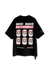 Camiseta oversized negra con gran texto en blanco y rojo que dice "MOD WAVE MOVEMENT" y estampados gráficos de latas en la parte posterior.