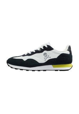 Schwarz-weißer Sneaker mit einem Design von Totenkopf und Kreuzbones, aus Wildleder und Textilmaterialien, gelbe Akzentuierung an der Sohle, klassischer Laufschuhschnitt.
