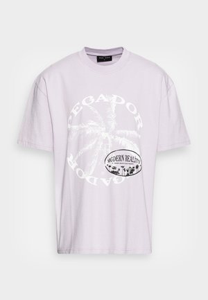 Camiseta de algodón color púrpura claro con un gráfico circular blanco que muestra palmeras y el texto "PEGADOR" y "MODERN REALITY" en negro. Manga corta.