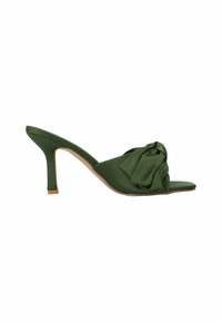 Mules à talons ouverts en satin vert avec un détail de nœud à l'avant. Dotés d'un talon aiguille fin et d'une finition lisse.