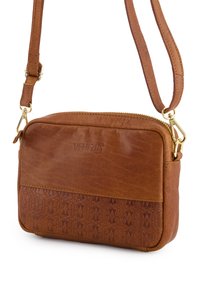 Brun læder crossbody taske med et tekstureret nederst panel, guldfarvet hardware og en lynlåslukning i toppen. Justerbar strop for alsidighed.
