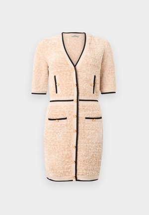 Bézs, texturált, rövid ujjú kardigánruha fekete szegéllyel, arany gombokkal az elején, és négy, gombos részletekkel ellátott zsebbel elöl.