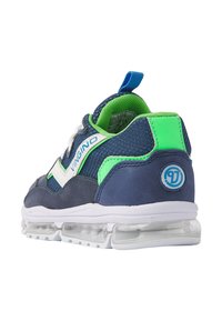 Marineblauwe en groene mesh sneakers met een rubberen zool, voorzien van een transparante luchtkussen, witte accenten en een merkembleem op de hak.