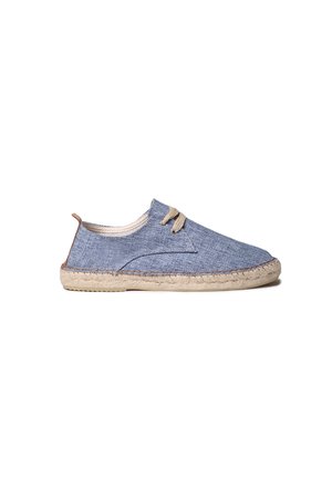 Lässige Espadrille aus blauem Stoff mit beiger geflochtener Sohle und passenden blauen Schnürsenkeln, seitlich auf weißem Hintergrund betrachtet.