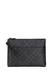 Zwarte geruite clutch van leer, voorzien van een ritssluiting, een polsbandje en subtiele geperste logo's. Overal een gladde textuur.