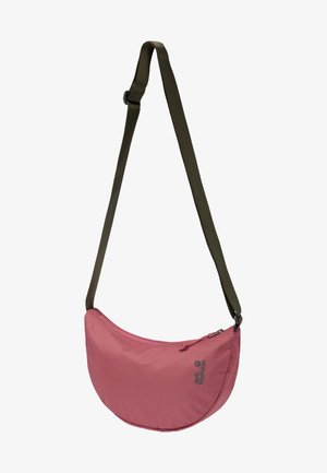 Borsa a tracolla rosa a forma di mezzaluna con tracolla regolabile verde scuro e chiusura con zip sulla parte superiore, con logo "Jack Wolfskin".