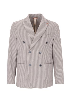 Blazer grigio chiaro doppiopetto con strisce verticali bianche, sei bottoni, rever a punta, due tasche frontali e una tasca sul petto con un anello arancione.