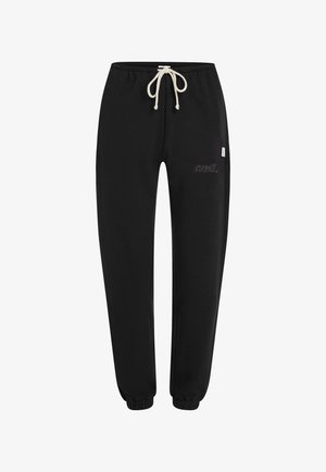 Mustad mustadest riidest dressipüksid, millel on elastne vöökoht koos nööriga, elastsed varrukad ja väike brodeeritud logo detail.