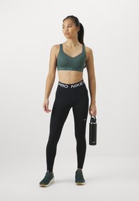 Nike Performance INDY BRA - Sports-BH-er med mye støtte - vintage green