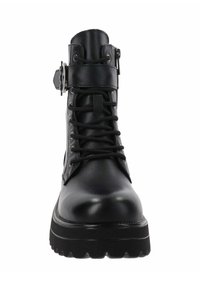 Stivaletto in pelle nera con lacci frontali, accentuato da una fibbia metallica laterale e una suola spessa con battistrada per una buona aderenza.