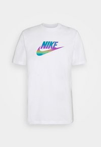 Vit bomulls t-shirt med en gradiente "Nike"-logotyp i nyanser av blått, lila och grönt, med rundad halsringning och korta ärmar.