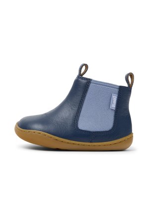 Bottines en cuir bleu marine pour enfant avec panneaux élastiques latéraux bleu clair et semelle en caoutchouc brun clair, dotées de boucles de tirage à l'avant et à l'arrière.