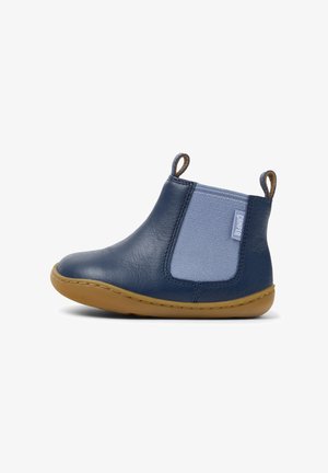 Dziecięce granatowe skórzane buty za kostkę z jasnoniebieską elastyczną wstawką po bokach i jasnobrązową gumową podeszwą, z pętelkami z przodu i z tyłu.