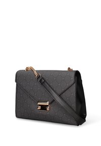 Zwarte gestructureerde handtas met een getextureerde buitenkant, gouden hardware accenten en een afneembare kettingband. Voorzien van een klep met een slot.