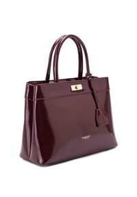 Bordeaux lakleren handtas met dubbele handgrepen, een gouden sluiting en een decoratief etiket. Beschikt over een gestructureerd ontwerp en een glanzende afwerking.