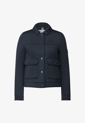 Donkerblauwe jas van zachte stof met een kraag, sluiting met knopen aan de voorkant en twee borstzakken. Bevat gestikte details aan de voorkant.