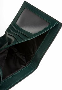 Zielony skórzany portfel z czarnym wnętrzem, wyposażony w przegródki na karty, przezroczyste okienko na dowód tożsamości oraz gładką fakturę. Obszyte krawędzie zapewniają trwałość.