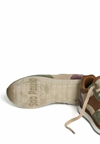 Baskets décontractées avec des panneaux en suède beige, vert, marron et violet, lacets beiges et une semelle translucide affichant le logo "Sao Paulo".