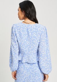 SÁVEL TINKA  - Bluza - blue haze floral