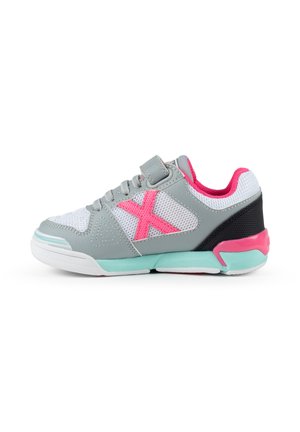 Zapatilla infantil gris y blanca con logo rosa "X", interior rosa, detalles en turquesa en la suela y soporte negro en el talón, mostrada de perfil mirando hacia la derecha.