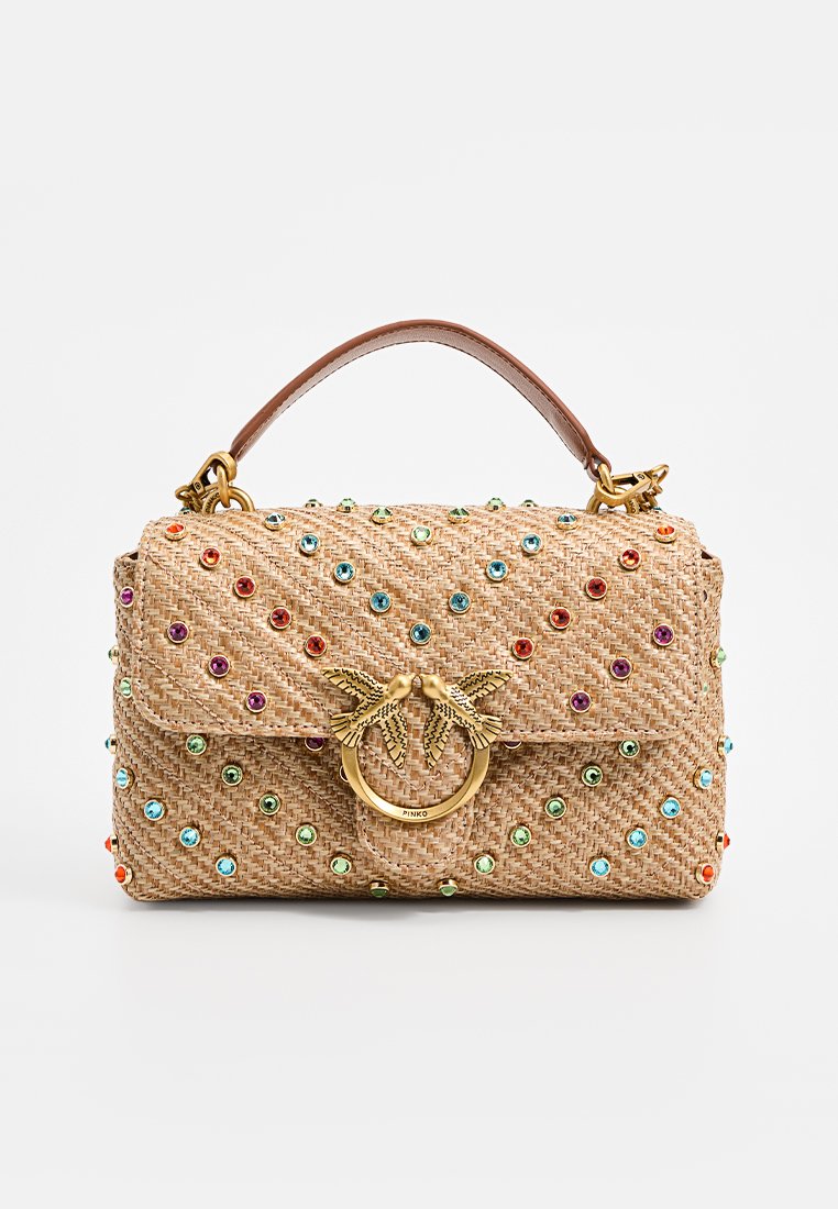 Bolso trenzado color beige con asa marrón, decorado con tachuelas de gemas multicolores y un cierre dorado que presenta a dos pájaros besándose.