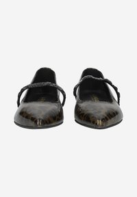 Ballerines en imprimé léopard avec une finition brillante, bout pointu et une sangle noire texturée sur le coup de pied ; doublure intérieure noire.