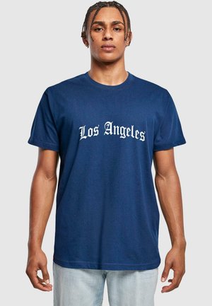 Marineblå bomulds t-shirt med hvid tekst "Los Angeles" i en dekoreret skrifttype. Rund halsudskæring med korte ærmer og en afslappet pasform.