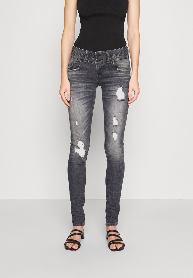 Slim-fit tmavě šedé džíny s vybledlými detaily, včetně několika děr. Vysoký pas a pět kapes; zapínání na knoflík a zip.