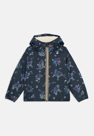 Casaco de criança azul-marinho com capuz, estampas coloridas de esquiadores de desenho animado, forro de fleece branco e detalhe da zipper listrado.