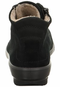 Stivaletti neri in suede con una morbida fodera interna, punta arrotondata, suola piatta in gomma nera e chiusura con zip per una facile vestibilità.