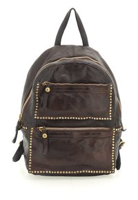 Zaino in pelle marrone con dettagli in cerniera dorata e borchie. Presenta due tasche anteriori con cerniera e una maniglia superiore.