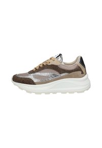 Bruine en beige sneaker met metallic zilveren accenten, beige veters en een chunky witte zool, weergegeven vanuit de linkerkant op een witte achtergrond.
