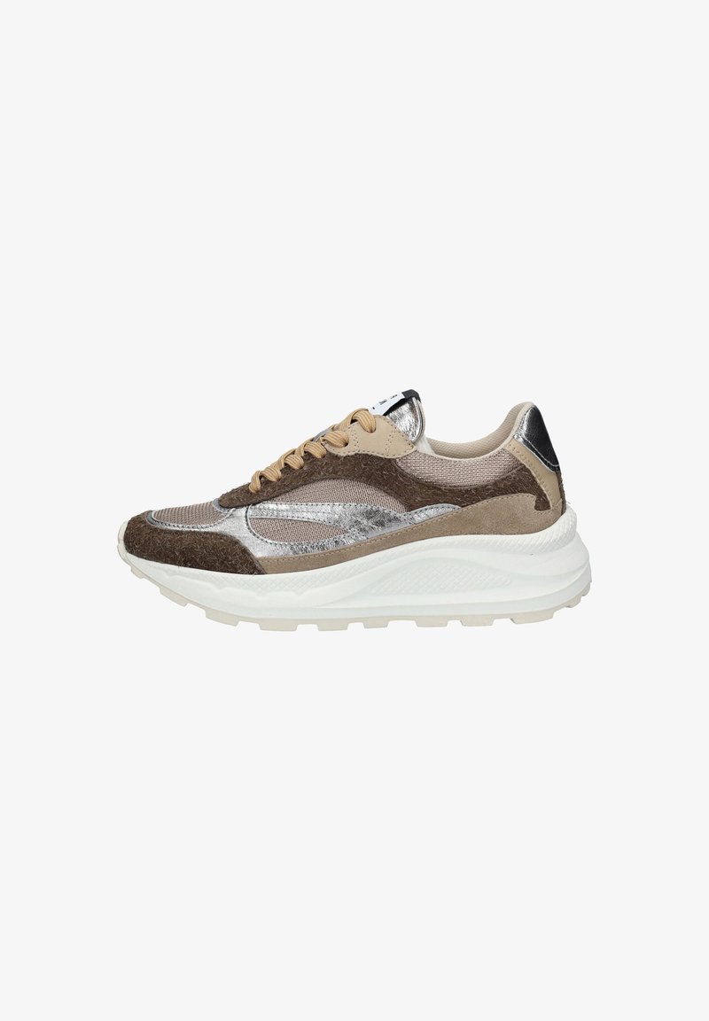 Bruine en beige sneaker met metallic zilveren accenten, beige veters en een chunky witte zool, weergegeven vanuit de linkerkant op een witte achtergrond.