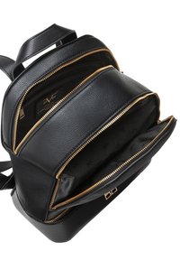 Zwarte leren rugzak met meerdere vakken, gouden ritsen, textuurafwerking en een logo-label aan de binnenkant. Inclusief verstelbare schouderbanden.