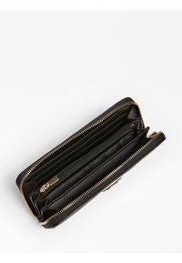 Zwarte leren portemonnee met een gouden rits, meerdere kaartsleuven en een ritsvak. Interieur gevoerd met zwarte stof.