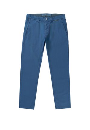 Pantalones de algodón azul con dos bolsillos laterales, cierre de botón y diseño de pierna ligeramente ajustada. Textura suave, detalles mínimos de costura.