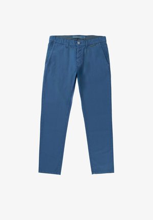 Pantalon en coton bleu avec deux poches latérales, une fermeture à bouton, et une coupe légèrement fuselée. Texture lisse, détails de couture minimaux.