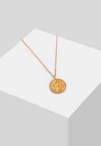 Guldhalskæde med en rund, tekstureret medaljon med et forhøjet design. Kæden er snoet og delikat, hvilket komplementerer medaljonens detaljer.