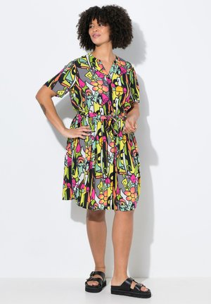 Vestido de manga corta con un colorido diseño floral y abstracto, cintura ajustada con un lazo y una silueta A-line relajada.