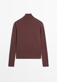 Bordový rolák, měkká pletenina, slim fit, dlouhé rukávy, žebrovaný límec a lem, boční štěrbiny na spodní části pro snadnější nošení.