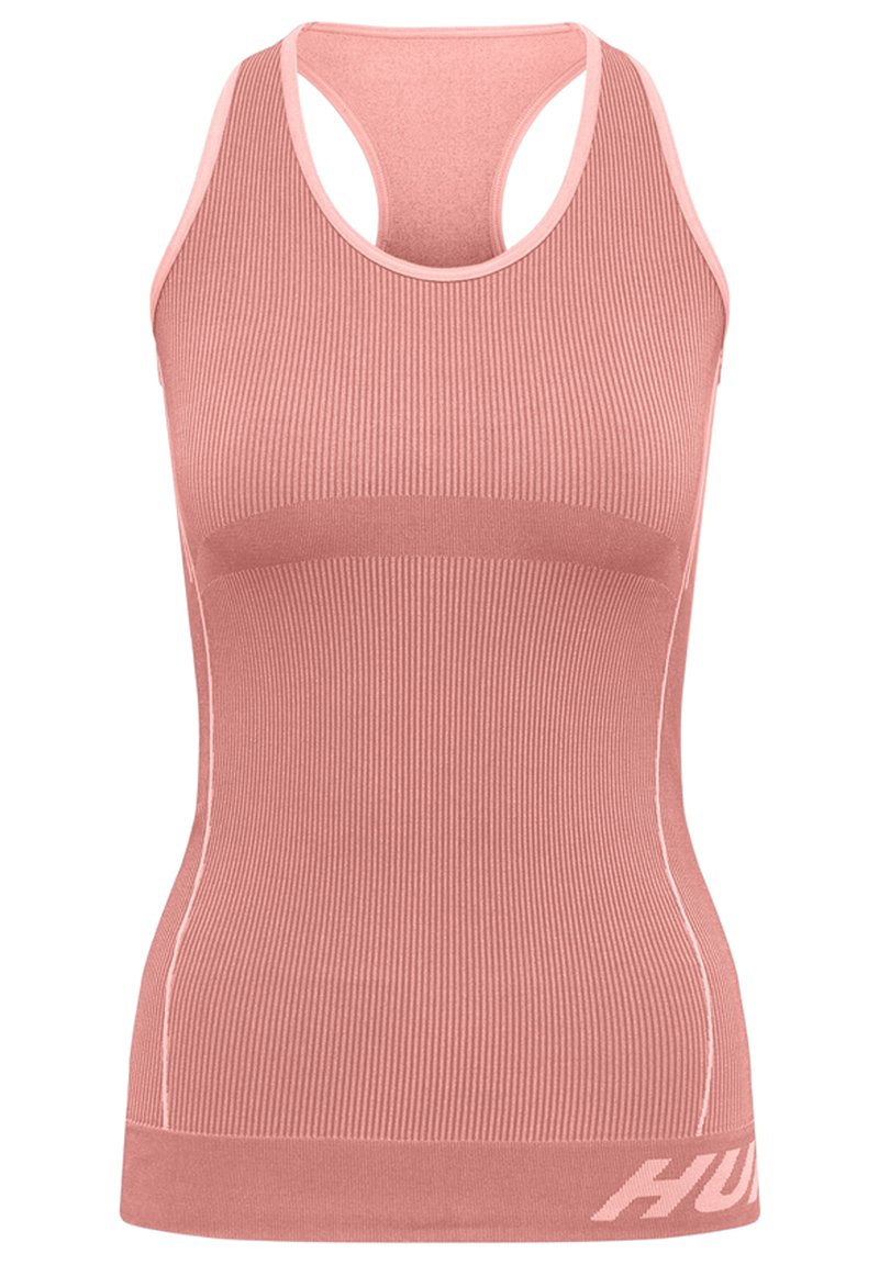 Ribbet sports tank top i blød rosa farve, med racerback-design og logo ved kanten, samt en strækbar, tætsiddende silhuet.