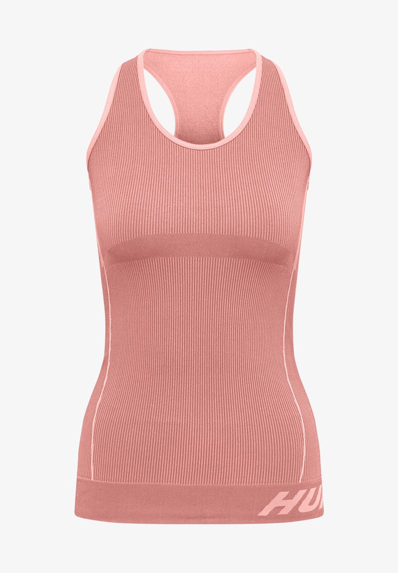 Ribbet sports tank top i blød rosa farve, med racerback-design og logo ved kanten, samt en strækbar, tætsiddende silhuet.