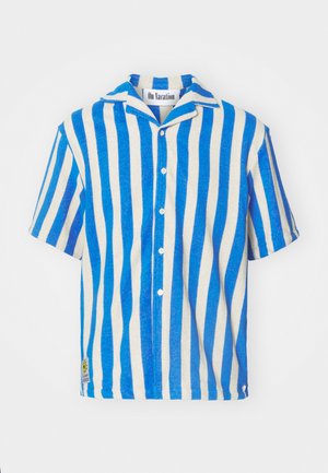 Chemise à manches courtes rayée bleu et blanc, en tissu texturé, avec une fermeture à boutons et un col pointu portant une étiquette de marque.