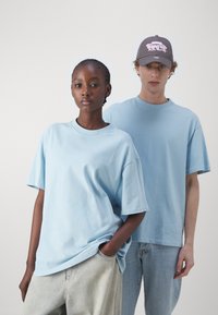 Jack & Jones PREMIUM JPRBLAHARVEY TEE UNISEX - Paprasti marškinėliai - dream blue