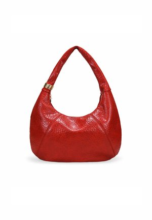 Bolso de mano de cuero rojo con un diseño curvado, superficie texturizada y un asa redondeada. Presenta herrajes en tono dorado como acentos.
