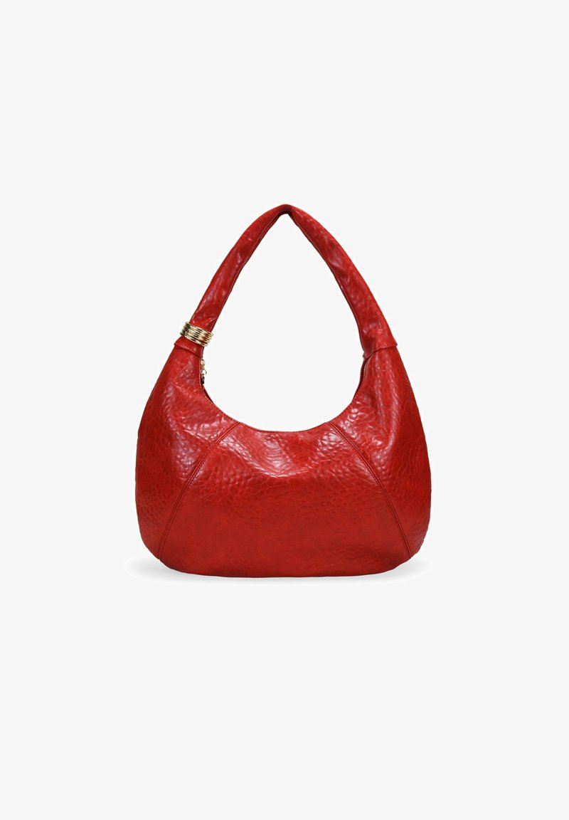 Bolso de mano de cuero rojo con un diseño curvado, superficie texturizada y un asa redondeada. Presenta herrajes en tono dorado como acentos.