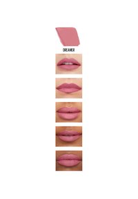 Läppstift nyansen "Dreamer" i en mjuk rosa färg visas i en swatch och fem läpplooks, med olika finishar och texturer. Här är exempel på täckning och applicering.